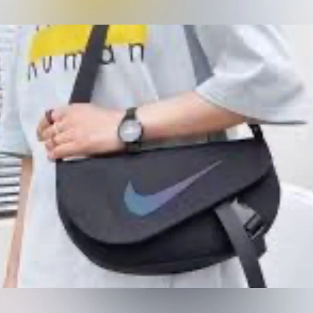 NWT NIKE UNISEX crossbody/messenger bag, black, adjustable strap